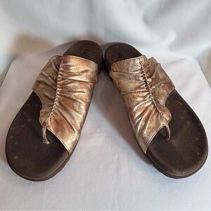 TAOS Sz 10 Gift 2 Front Post Ruched Gold Sandals Confort Insoles Leather
